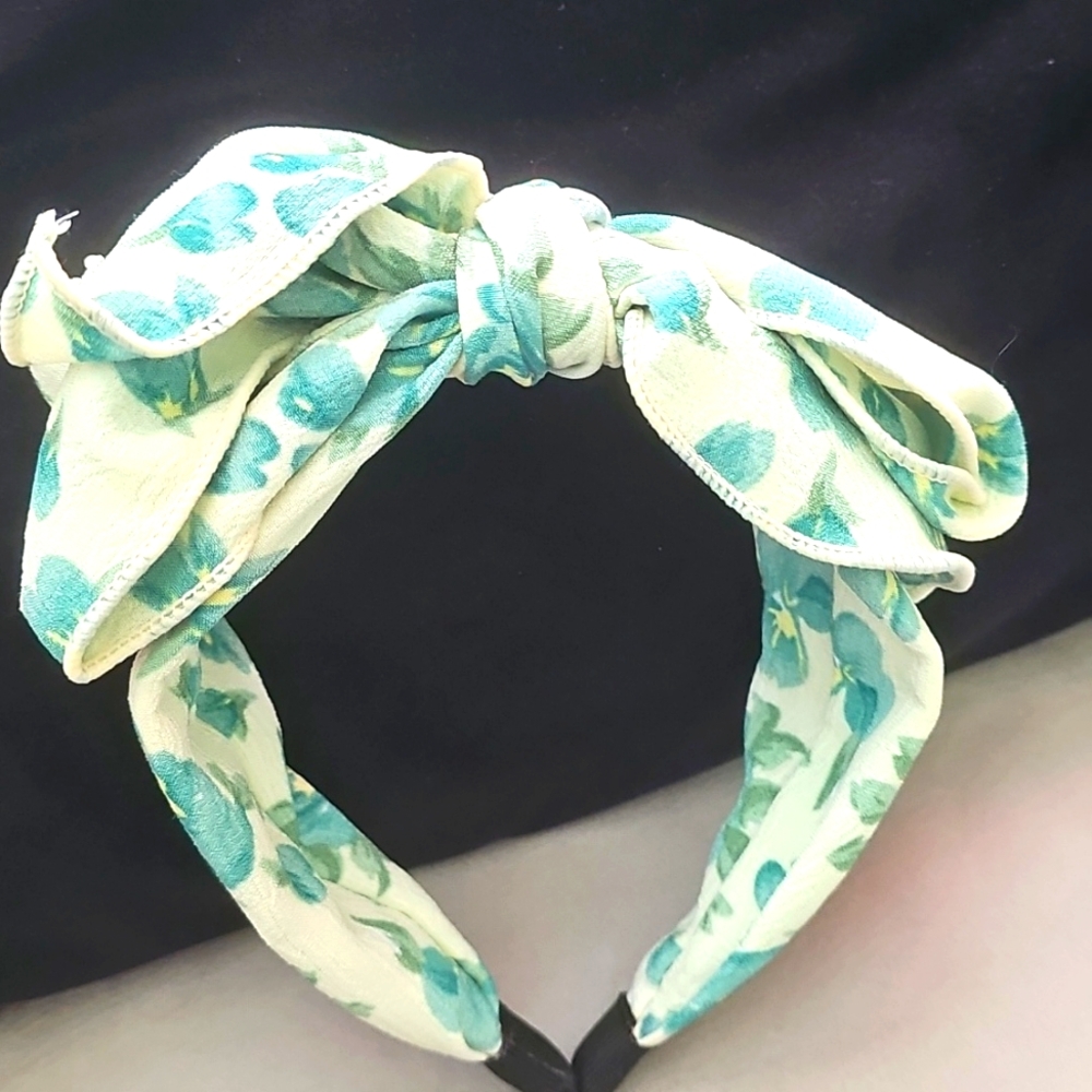 NWOT Green & Ivory Floral Bow Headband